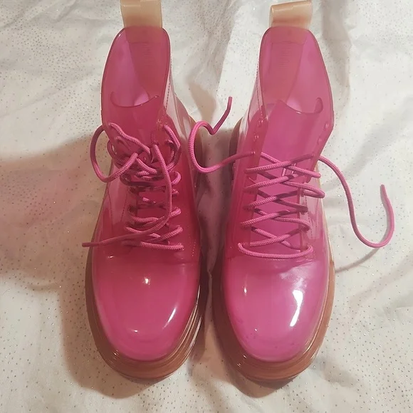 DONATING THIS WEEKEND IF NOT BOUGHT: Melissa boots size 7 for women - Picture 2 of 10